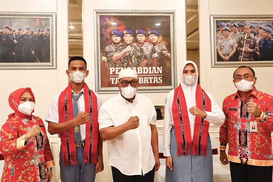 Fhoto, SABUROmedia, Ambon : Gubernur Maluku, Murad Ismail, melepas dua Putra Putri terbaik Maluku yang akan mewakili daerah ini sebagai Paskibra Nasional di Istana Negara, Jakarta, pada upacara HUT RI 17 Agustus 2021. Dua utusan ini adala ; Julyano A. Waremra (siswa SMAN 13 MBD) dan Nabila Alamsyah Kelrey (siswi SMAN 3 Buru)