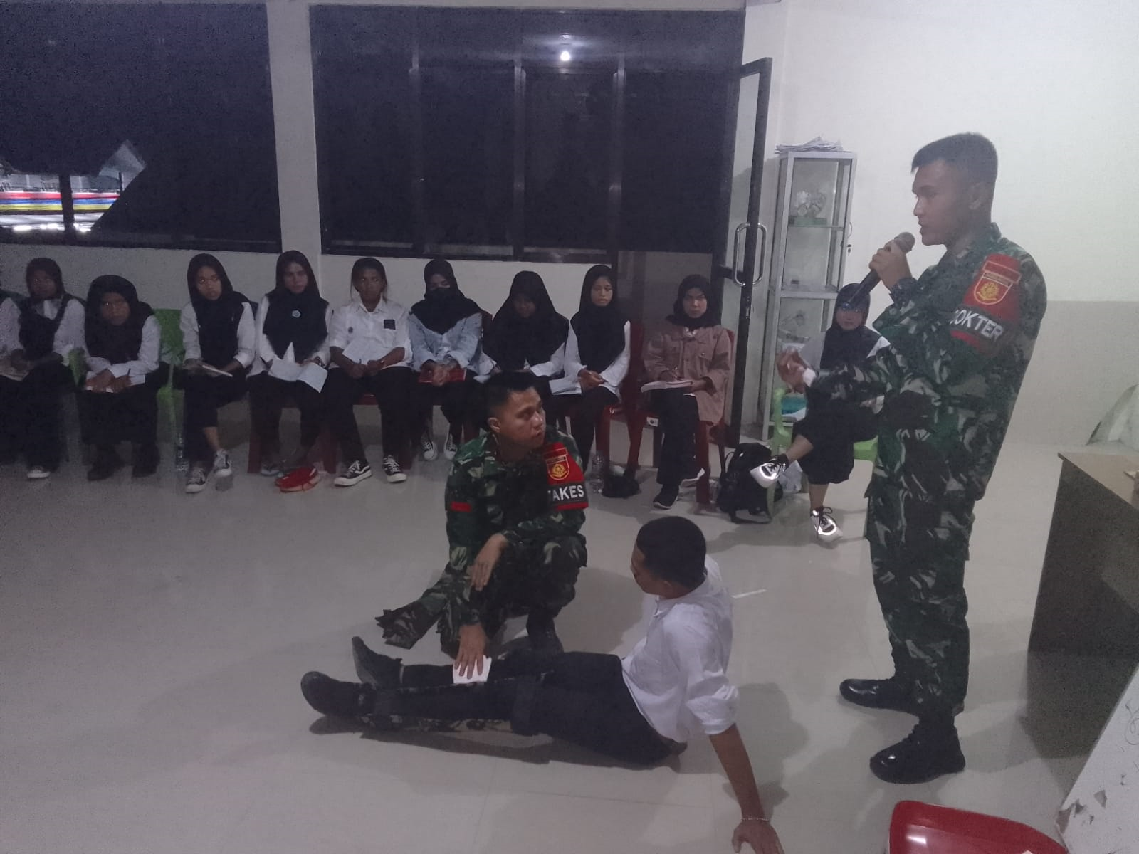Ket Gbr : Tim Kesehatan Satgas Yonarmed 1 Kostrad Singosari Malang BKO Maluku dalam memberikan Materi Praktek Pertolongan Pertama pada kecelakaan Gawat Darurat