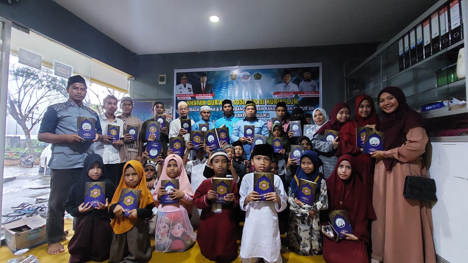 Ket Gbr : Fhoto bersama Santri TPQ dan Peserta Khataman Qur'an Penerima Donasi Alqur'an